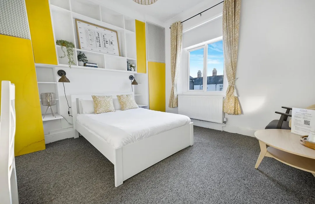 Cardiff City Guesthouse, Central Rooms, Fast Wi-Fi, On-Street Parking-1