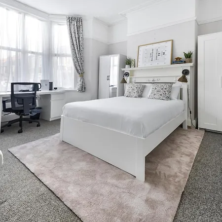 Cardiff City Guesthouse, Central Rooms, Fast Wi-Fi, On-Street Parking-3
