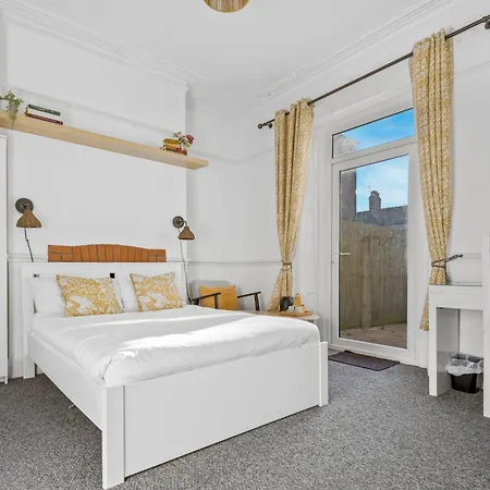 Cardiff City Guesthouse, Central Rooms, Fast Wi-Fi, On-Street Parking-2